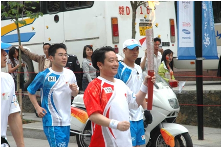 點(diǎn)燃激情 傳遞愛心—楊文龍董事長(zhǎng)傳遞奧運(yùn)圣火紀(jì)實(shí)