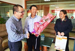 集團(tuán)工會(huì)走訪慰問(wèn)集團(tuán)2013年度勞動(dòng)模范