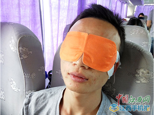 網(wǎng)媒記者體驗閃亮蒸汽熱敷眼罩 解乏“神器”獲贊