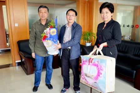 仁和集團(tuán)工會(huì)走訪慰問2015年度勞模 (1).jpg