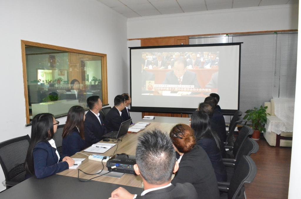 仁和集團干部員工認真收聽收看十九大開幕盛況 (2).jpg